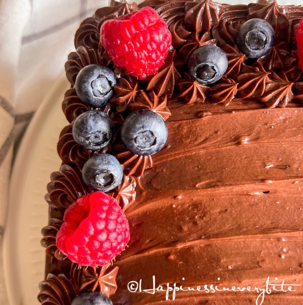 Leckere Vanille & Schokoladentorte mit Schokoladenfrosting
