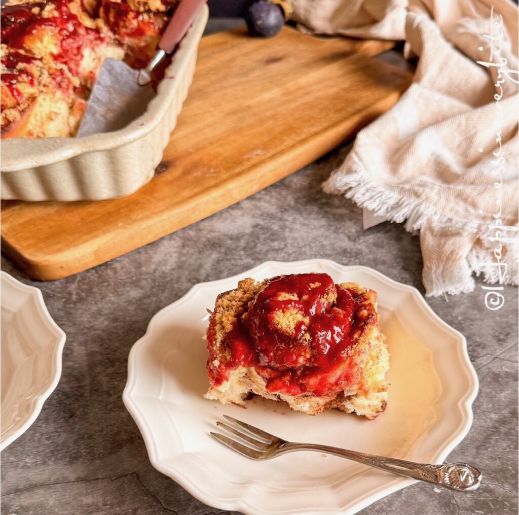 Zimtschnecken mit Pflaumenmus und Marzipanstreuseln