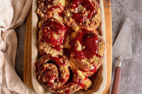 Cinnamon rolls with plum jam and marzipan crumbs